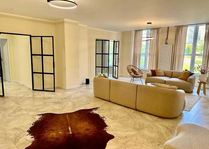 Sanierte 5 Zimmer Luxus Standard Apartment Auf 350Qm