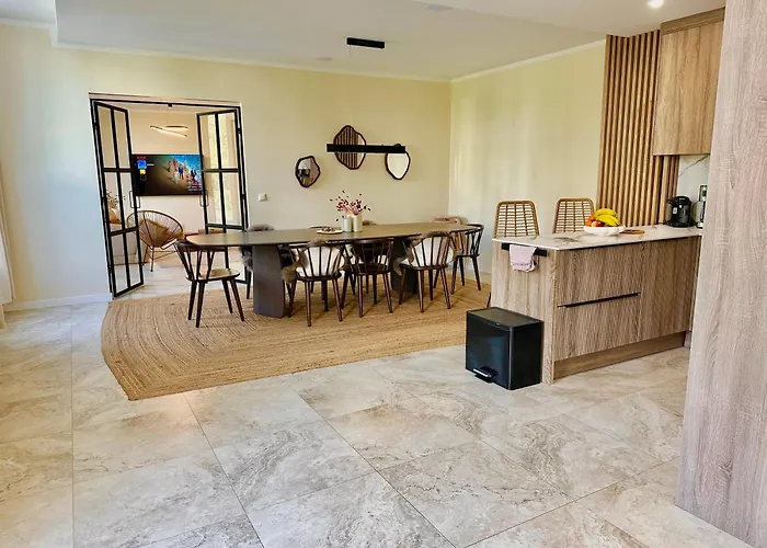 Sanierte 5 Zimmer Luxus Standard Apartment Auf 350Qm